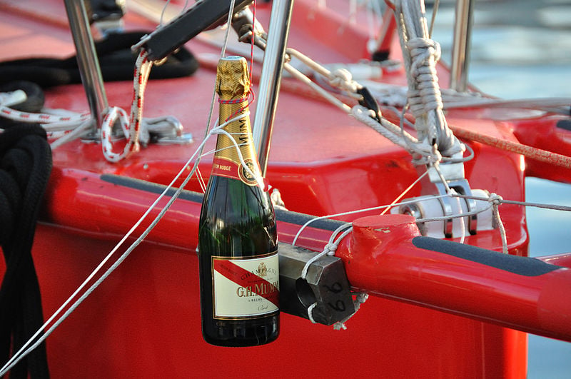 Christening of a boat with Champagne - Champmarket