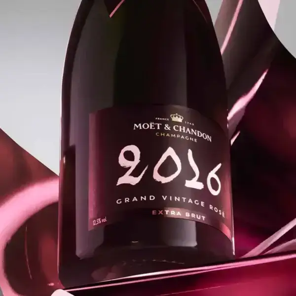Moët & Chandon Grand Vintage Rosé 2015 Bottle with Box Moët & Chandon Grand Vintage Rosé 2015 Bottle with Box