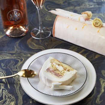 Hugues Pouget, Chef pâtissier de la maison Hugo & Victor, s'associe à la prestigieuse maison de Champagne Barons de Rothschild pour créer la bûche de Noël « Élégance » , accord parfait entre la pétillante cuvée Rosé et la délicate combinaison du pamplemousse et du litchi, qui ravira tous les gourmands.